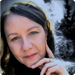 Portrait: Frau mit braunen Haaren