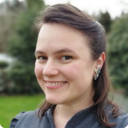 Portrait: Frau mit dunklen Haaren