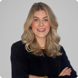 Portrait: Frau mit blonden Haaren
