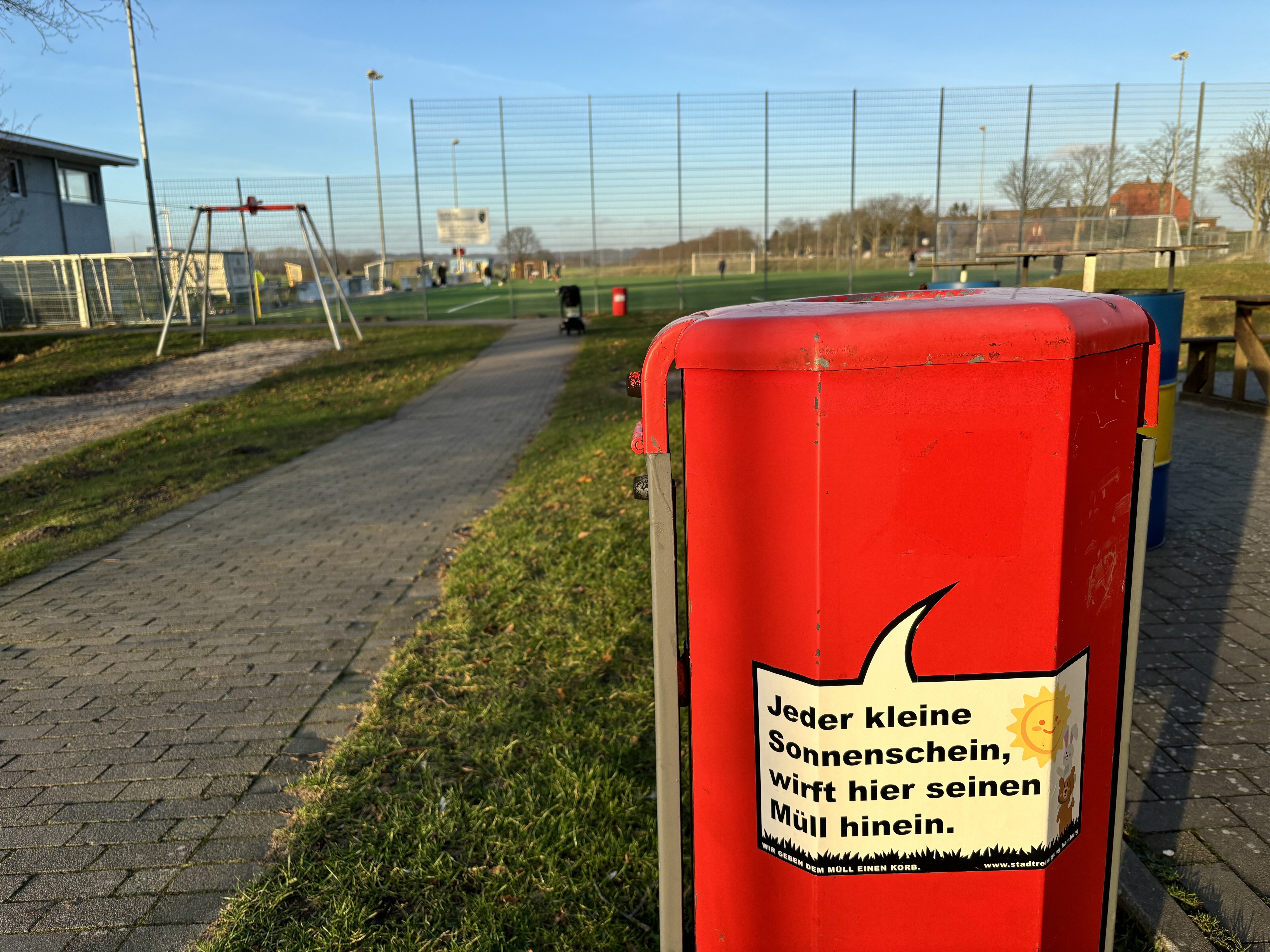 Abfalleimer mit auflockernder Beschriftung