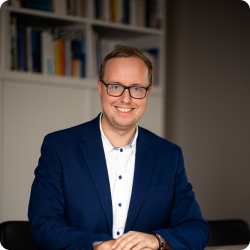 Portrait, Mann mit kurzen Haaren und Brille, weißes Hemd und Sakko