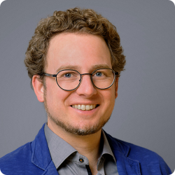 Portrait, Mann mit kurzen Haaren und Brille, Sakko