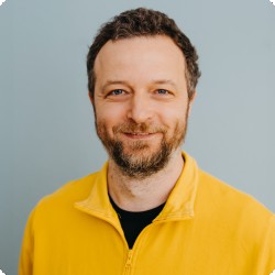 Portrait, Mann mit kurzen Haaren und gelbem Pullover