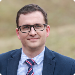 Protrait, Mann mit Brille und kurzen Haaren