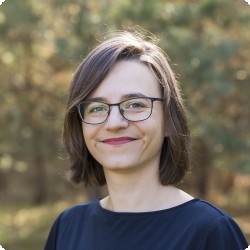 Portrait: Frau mit dunklen Haaren und Brille