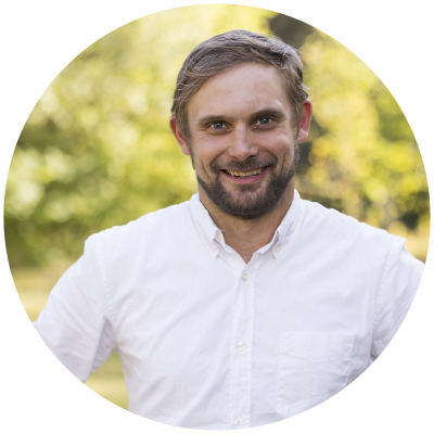 Portrait Mann mit weißem Hemd