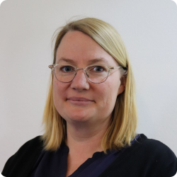 Portrait Frau mit blonden Haaren undBrille