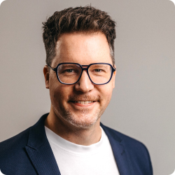 Portrait Mann mit kurzen Haaren und Brille